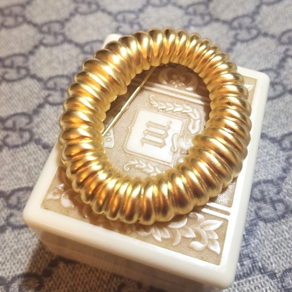 Vintage Designer signed ESSEX Classic Golden Oval Brooch - Picture 2 of 4